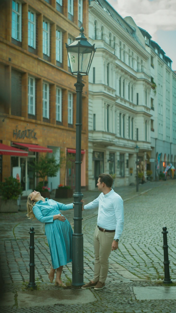 Rosa und Fabian beim Pärchenshooting im Nikolaiviertel in Berlin, romantisches Szene zwischen den Altbauten an einer alten Straßenlaterne